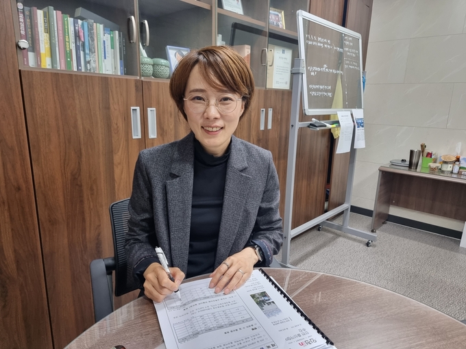 장수진 인천 동구의원이 경기신문과 인터뷰하고 있다. ( 사진 = 김민지 기자 )
