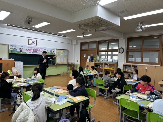 지난 1일과 2일 인천 강화군과 NH농협은행은 강화초등학교 3학년 학생들을 대상으로 ‘이동 금융 교육’을 실시했다. ( 사진 = 강화군 제공 )