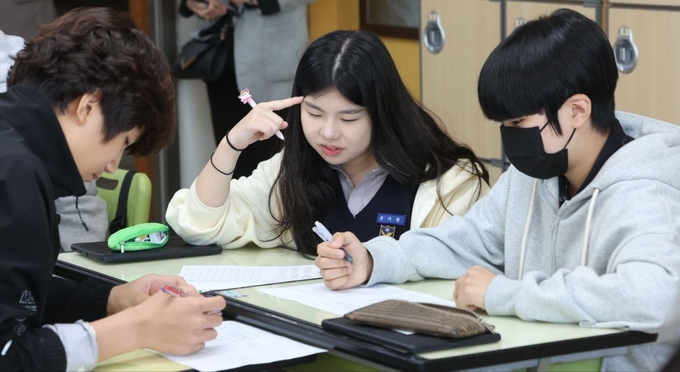 지난 달 5일 시흥 서해중학교에서 IB교육 영어수업 중 학생들이 함께 소통하고 있다. (사진=경기도교육청 제공)