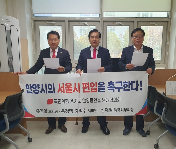 심재철 전 국회부의장(가운데)이 지난 3일 안양시청 브리핑룸에서 기자회견을 하고 있다. (사진=음경택 시의원 제공)