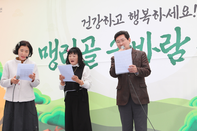 이상일 용인시장이 ‘행복선원 맹리골 솔바람 축제’에서 시민들에게 노래를 선보이고 있다. (사진=용인시 제공)<br>
