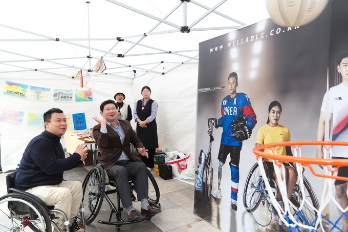이상일 용인시장이 지난 4일 수지구 죽전동 용인아르피아 광장에서 열린 ‘제7회 사회적 경제 한마당’ 행사장을 찾았다. (사진=용인시 제공)<br>
