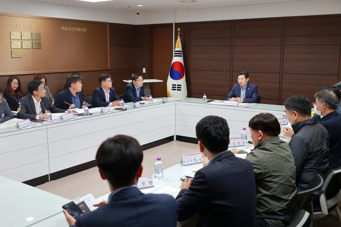 이상일 용인시장이 ‘용인 첨단 시스템반도체 클러스터 국가산업단지’ 조성지원 추진단 제3차 전략회의를 주제하고 있다. (사진=용인시 제공)<br>
