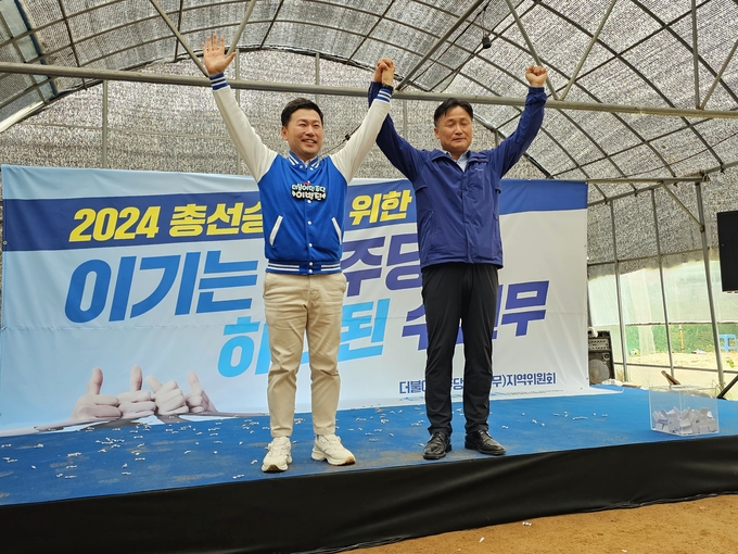 4일 오전 김영진 국회의원(오른쪽)과 이병진 수원무 지역위원장 직무대행이 기념 촬영을 하고 있다. (사진=더불어민주당 수원무 지역위원회 제공)