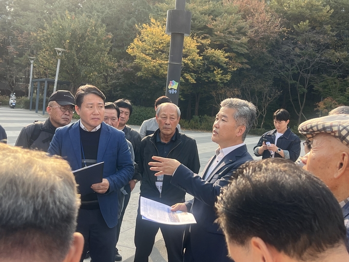 임채덕 의원이 왕십리 민자역사 관계자자에게 왕십리 민자역사에 대한 설명을 듣고 있다. (사진=병점 도시재생주민협의체 제공)