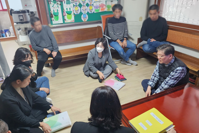 시흥시의회 윤석경 의원이 시흥시 장애인복지과, 시흥경찰서 여성청소년과와 합동으로 장애인 공동생활가정 및 장애인 거주시설을 방문하여 현장을 점검하고 의견을 청취하는 현장 간담회를 가졌다. (사진=시흥시의회 제공)