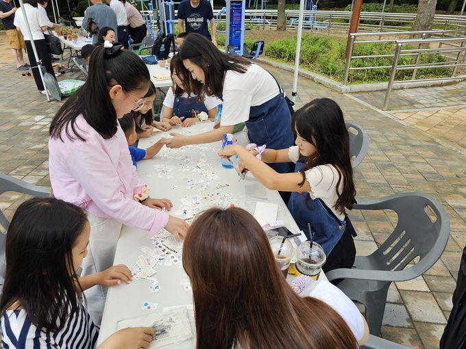 귀인초 행사에 학생들과 학부모들이 모여 다양한 미술활동을 진행하고 있다. (사진=귀인초등학교 제공)