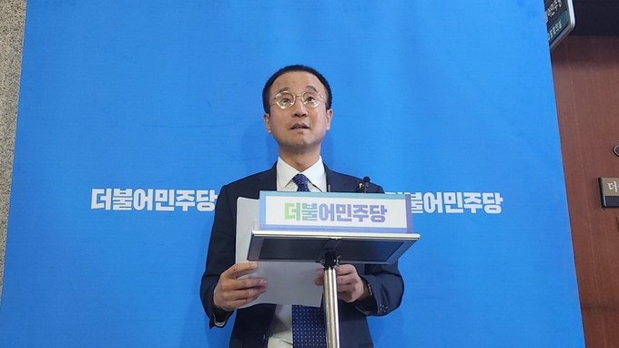 한병도 더불어민주당 전략기획위원장이 6일 국회 본관 당대표회의실 앞에서 총선기획단의 첫 회의 결과를 발표하고 있다. (사진=김한별 기자)