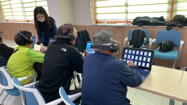 지난 2일 인천 옹진군 백령면사무소 2층 회의실에서 고령운전자들이 찾아가는 교육에 참여하고 있다. ( 사진 = 옹진군 제공 ) 