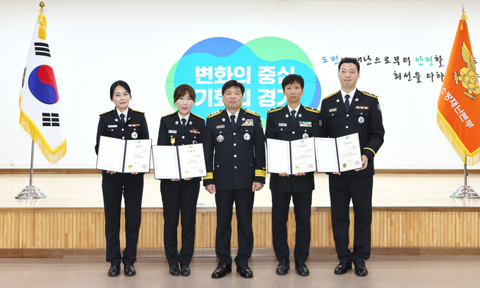 시흥소방서 재난예방과 이재현(여, 41세) 소방장과 연성119안전센터 김민 소방교(남, 40세)가 특별승진자로 선정돼 6일 경기도 소방재난본부 대회의실에서 개최된 임용식에서 임용장을 받았다.(사진=시흥소방서 제공).