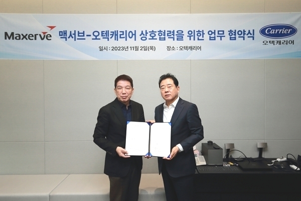 오택캐리어 정필경 부회장(오른쪽)과 맥서브 손재익 대표이사(왼쪽). (사진=오택캐리어 제공)