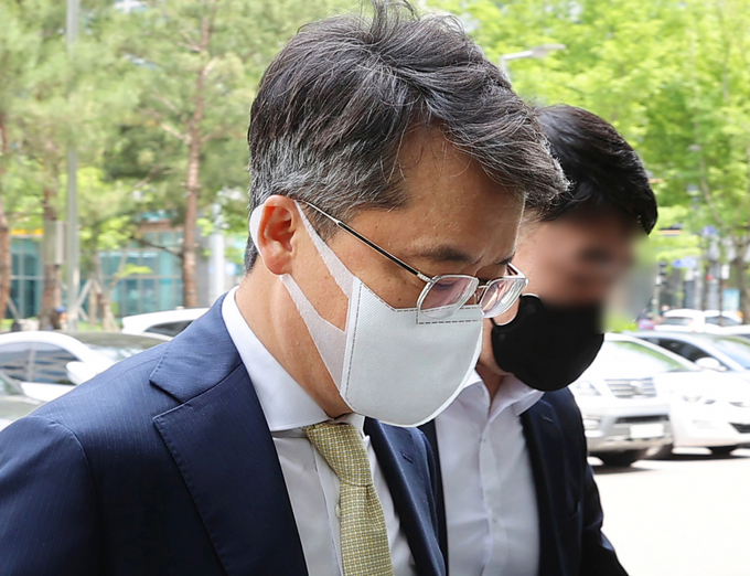 경쟁업체인 BBQ 내부 전산망에 불법 접속 혐의를 받고 있는 박현종 bhc그룹 회장이 지난해 6월 서울 송파구 서울동부지법에서 열린 1심 선고 공판에 출석하고 있다. (사진=연합뉴스 제공)