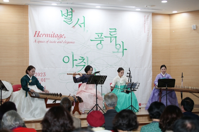 남양주시는 지난 3일 남양주시립박물관 특별기획전‘별서, 풍류와 아취의 공간’개막식을 개최했다. 조선시대 선조들의 모습을 고찰하기 위한 이번 특별기획전은 내년 4월 30일까지 진행된다.(사진 제공=남양주시청)<br>

