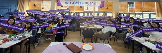 지난 4일 인천여성가족재단에서 열린 ‘레인보우 양성평등 쿠킹클래스’에 참여한 다문화가족이 기념촬영하고 있다. ( 사진 = 전문직여성인천클럽 제공 )