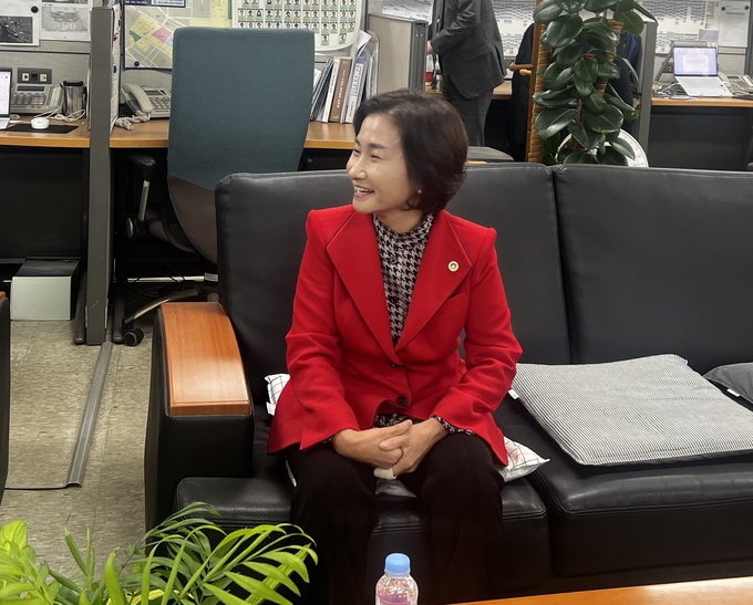 이행숙 인천시 문화복지정무부시장이 6일 시청 기자실을 찾아 서구을 총선 출마 의사를 전하고 있다. ( 사진 = 유정희 기자 )
