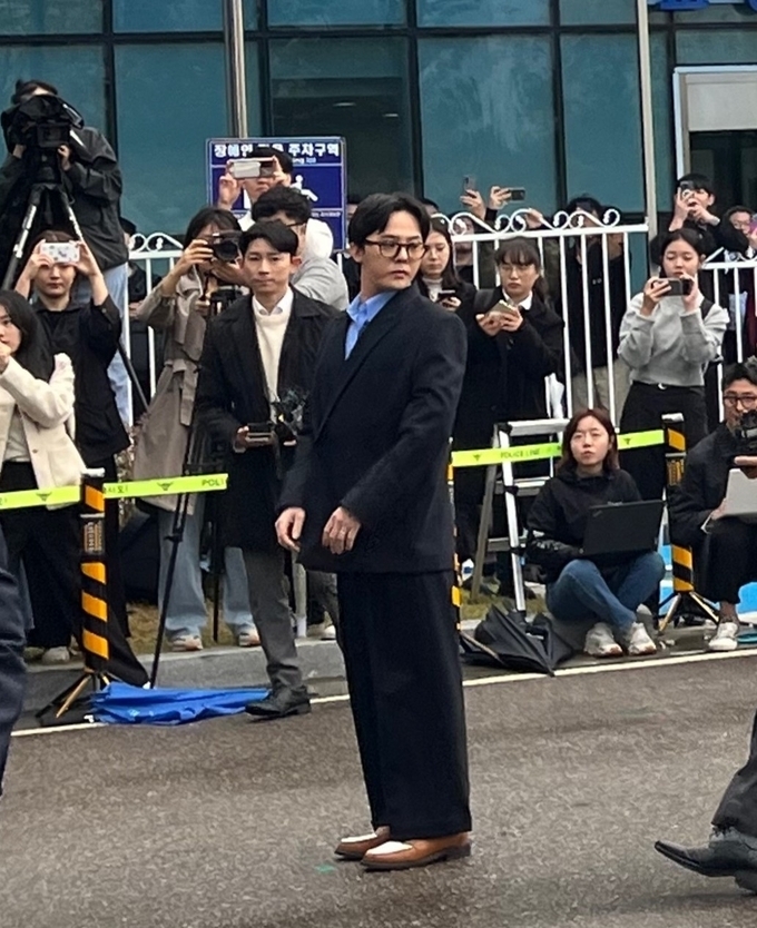 가수 지드래곤이 6일 마약류 관리에 관한 법률상 마약 투약 혐의를 받아 피의자 신분으로 인천 논현경찰서에 소환돼 조사를 받았다. ( 사진 = 김샛별 기자 )