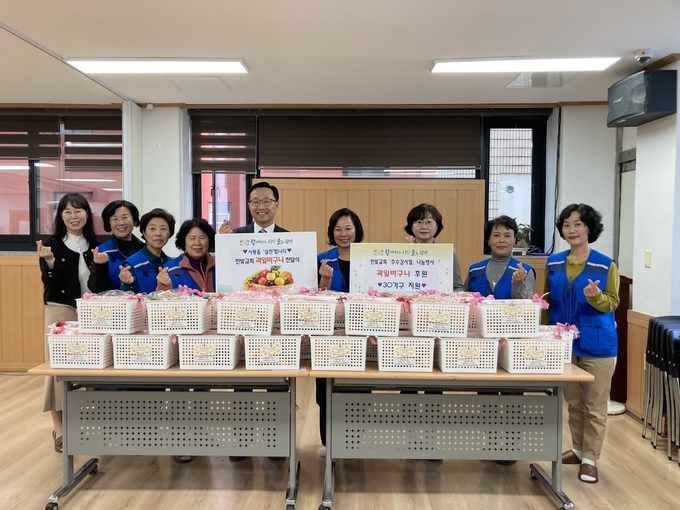 광명시 하안4동 지역사회보장협의체는 지난 6일 한빛교회 후원으로 관내 취약계층 30가구에 과일바구니를 전달했다. (사진=광명시 제공)