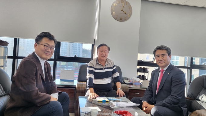 (사진 왼쪽부터) 정경진 한의원장, 이상배 인창초 총동문회장, 송진호 변호사. (사진=구리가 서울되는 추진위원회 제공)