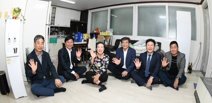 조용익 부천시장(오른쪽에서 두 번째)과 부천형 ‘핸썹 해피 하우스’ 사업 관계자들이 주거 환경 개선 작업이 끝난 가정집을 방문했다. (사진=부천시 제공)<br>

