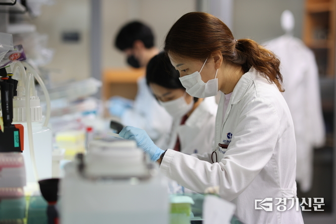 하계 대학생 바이오 인턴십 프로그램 참여자 모습. (사진=성남시 제공)
