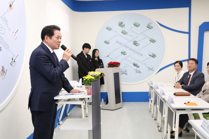 최대호 안양시장이 안양공고 드론부사관과 실습실 개소식에 참석해 인사말을 하고 있다. (사진=안양시 제공)