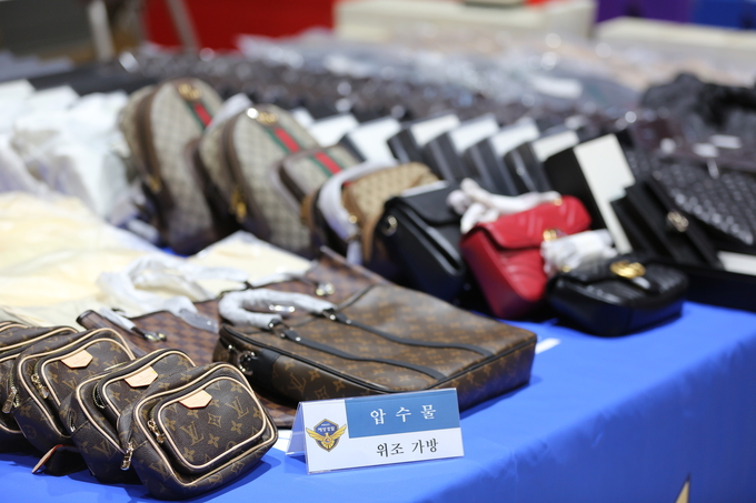 인천해경에서 압수한 위조 가방. ( 사진 = 인천해양경찰서 제공 )