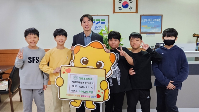 전달식에는 박재범 마도면장을 비롯해 이성수 청원초등학교 교장, 청원초등학교 학생들이 참석했다. (사진=화성시 제공)