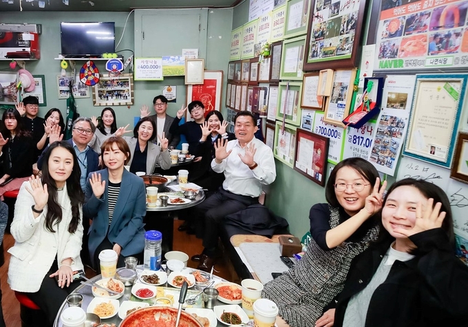 이재준 수원시장이 공직자들과 기념사진을 촬영하고 있다.(사진=수원시 제공)