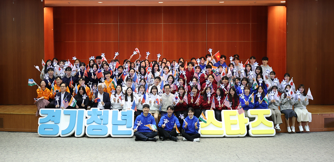 7일 김동연 경기도지사와 경기청년 100명 등이 수원 경기아트센터에서 ‘경기청년 해외 취창업 기회 확충 사업 발대식’을 갖고 기념촬영을 하고 있다. (사진=경기도 제공)
