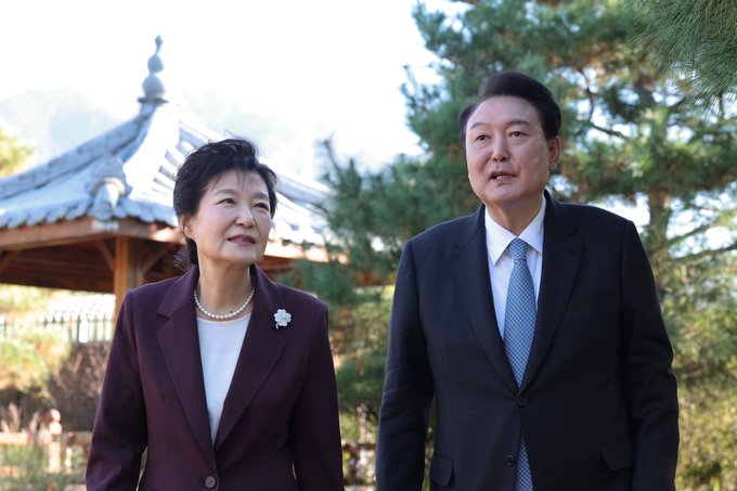 윤석열 대통령이 7일 대구 달성군 박근혜 전 대통령의 사저를 방문, 박 전 대통령과 산책하며 이야기를 나누고 있다.