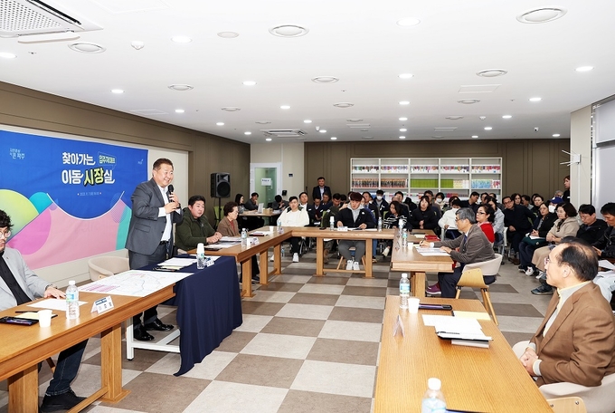 김경일 파주시장이 운정6동 주민들을 찾아가 대화하고 있다. (사진=파주시 제공)