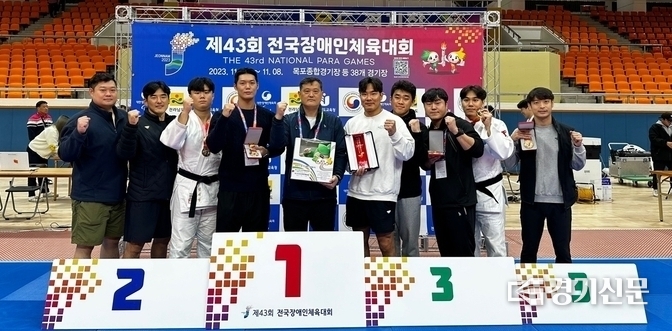평택시청 소속 장애인유도팀이 제43회 전국장애인체육대회에 출전해 금메달 5개를 휩쓸면서 경기도의 종목 우승을 이끌고 수상식에 섰다.(사진=평택시 제공)<br>
