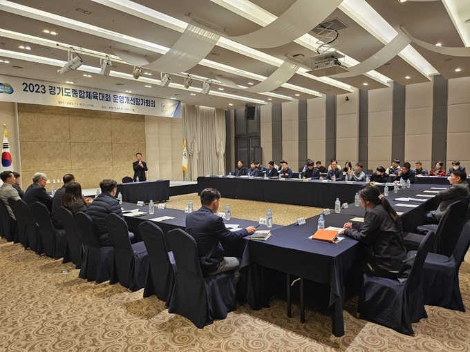 8일 화성시 푸르미르 호텔에서 열린 2023년도 경기도종합체육대회 운영개선평가회의에서 김택수 경기도체육회 사무처장이 인사말을 하고 있다. (사진=유창현 기자)