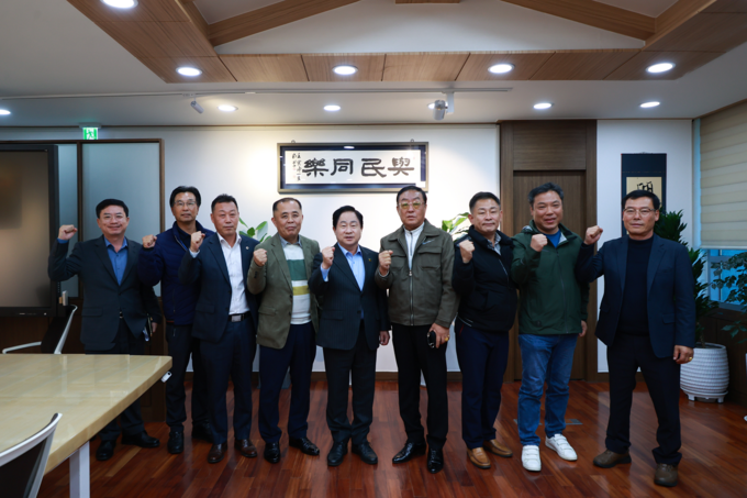 주광덕 남양주시장이 7일 관내 법인택시 노조 대표들과 운수종사자 근로 여건 개선을 위한 간담회를 갖고 참가자들과 기념촬영을 하고 있다. (사진=남양주시 제공)