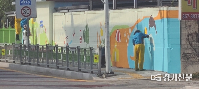 남면 행복마을 관리소의 마을벽화 그리는 모습. (사진=이호민 기자)