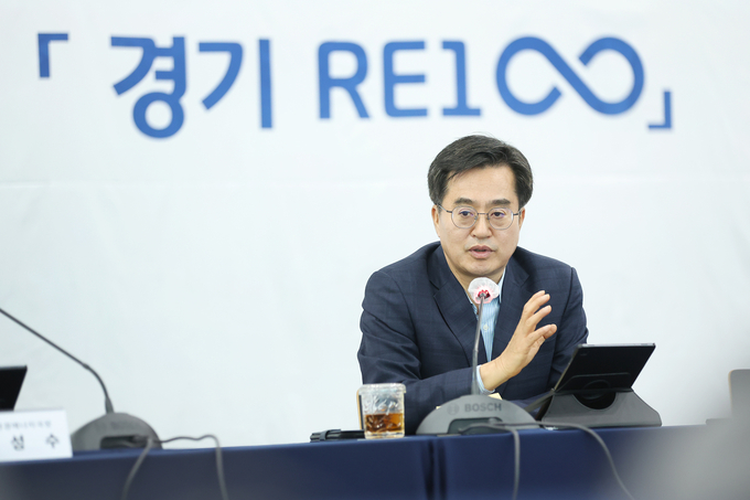 지난달 19일 경기도청 다목적회의실에서 열린 탄소중립녹색성장 위원회 주관 에너지 정책 점검회의에서 김동연 경기도지사가 토론회에 참여하고 있다. (사진=경기도 제공)