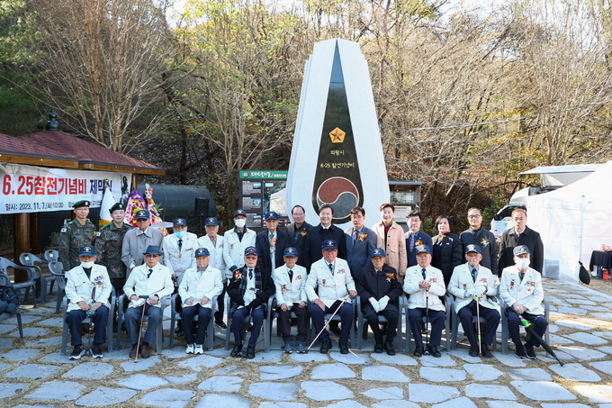 의왕시가 ‘의왕시 6.25 참전 기념비’를 건립한 가운데, 시 관계자와 참전용사들이 기념촬영을 하고 있다. (사진=의왕시 제공)