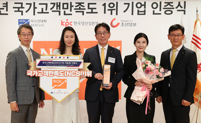 이재근 KB국민은행장(왼쪽 3번째), 박영세 KB국민은행 소비자보호그룹 전무(왼쪽 1번째), 임민순 KB국민은행 소비자보호부장(왼쪽 5번째)을 포함한 KB국민은행 관계자들이 기념촬영을 하고 있다. (사진=KB국민은행 제공)