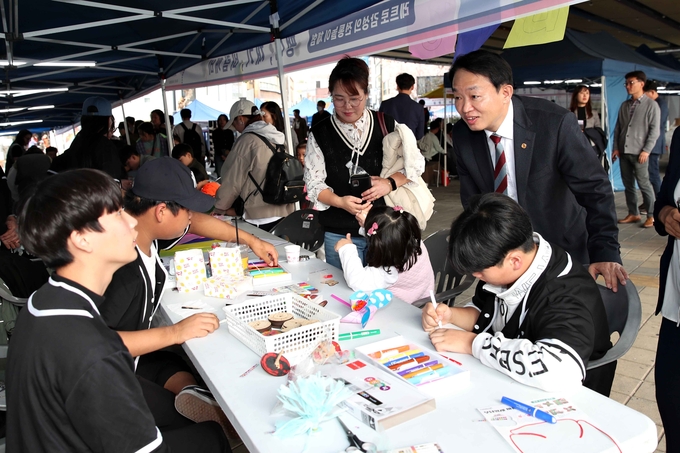 지난 4~5일 열린 '배다리 축제'에서 김찬진 인천 동구청장이 체험부스를 둘러보고 있다. ( 사진 = 동구 제공 )