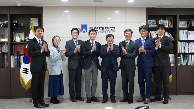일본 문부과학성 방문단이 오산대학교에 벤치마킹를 마친후 기념촬영을 하고 있다. (사진=오산대학교 제공)