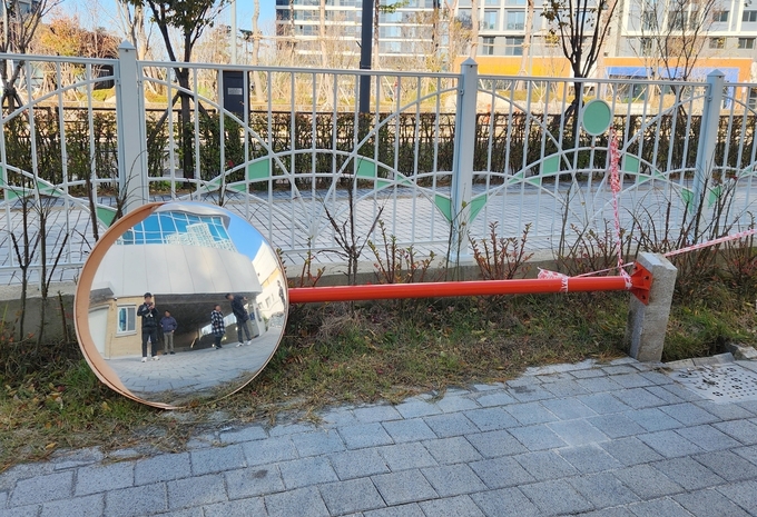 학교에 설치된 반사경이 강풍으로 쓰러졌다. ( 사진 = 인천시교육청 제공 )