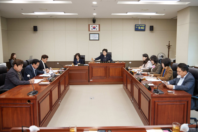 용인특례시의회 의회운영위원회가 지난 7일 회의를 개최하고 있다. (사진=용인시의회 제공)<br>

