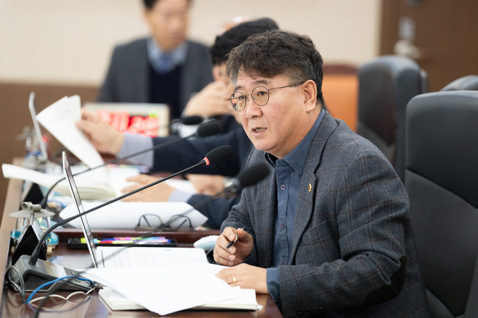 8일 산업경제위원회 시 환경국 행정사무감사에서 이순학 시의원이 말하고 있다. ( 사진= 인천시의회 생중계 갈무리 )