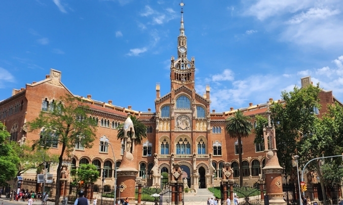 Sant PAU 병원. 정문 모습은 모더니즘 건축이라기보다 고딕의 DNA를 품은 르네상스형 건물로 보인다. 입구부터 풍기는 기품이 범상치 않다. 병이 그냥 낫겠다는 치료의 신뢰가 절로 일어 날 것 같지 않은가. 곧 송도신도시에 짓는다는 세브란스 병원을 이정도 정성으로 짓는다면 좋지 않을까. 망상인가? 홍보관의 영상 룸에서 영상 속의 시민들이 자랑스럽게 말한다. 그를 종합한 epilogue, “I was born in Sant Pau!” 이것이 그들의 자랑이다. 우리도 빨리 그런 병원을 가질 수 있기를.
