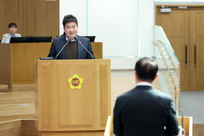 8일 오전 경기도의회 본회의장에서 열린 제372회 정례회 제2차 본회의에서 장한별 도의원과 임태희 교육감이 일문일답을 하고 있다. (사진=경기도의회 제공)