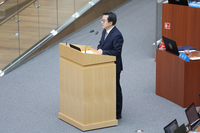 8일 오전 경기도의회 본회의장에서 열린 제372회 정례회 제2차 본회의에서 김동연 경기도지사가 일문일답을 하고 있다. (사진=경기도 제공)
