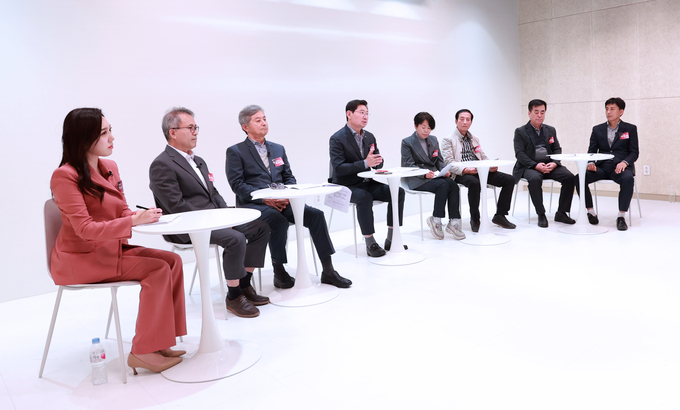 이상일 용인시장이 용인미디어센터에서 ‘시민과 함께 만드는 도시, 용인 르네상스’를 주제로 '시민과의 대화' 시간을 갖고 있다. (사진=용인시 제공)<br>
