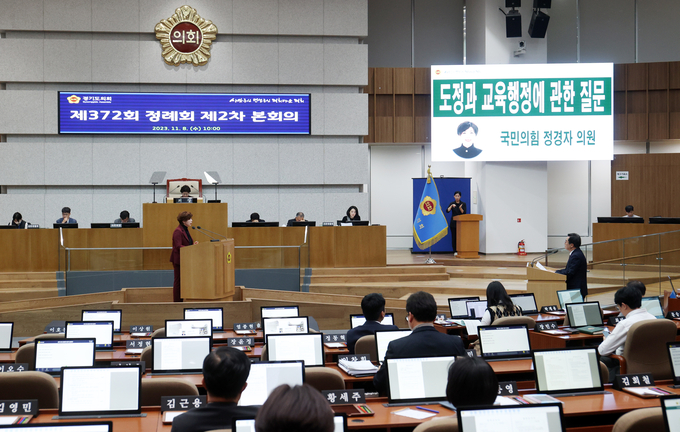 8일 오후 경기도의회 본회의장에서 열린 제372회 정례회 제2차 본회의에서 정경자 도의원과 김동연 지사가 일문일답을 하고 있다. (사진=경기도의회 제공) 