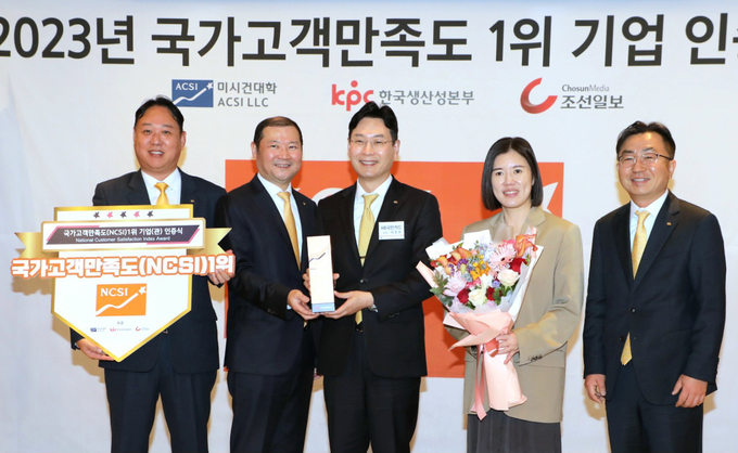 이창권 KB국민카드 사장(가운데)이 지난 8일 서울 중구 롯데호텔에서 열린 ‘2023년도 국가고객만족도(NCSI) 1위 기업 인증식’에서 임직원들과 기념촬영을 하고 있다. (사진=KB국민카드 제공)