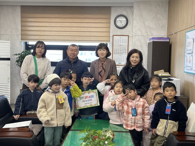 유치원생들의 참여한 바자회 수익금 전액을 어려운 이웃에게 기탁한 전원어린이집 대곶면사무소제공
